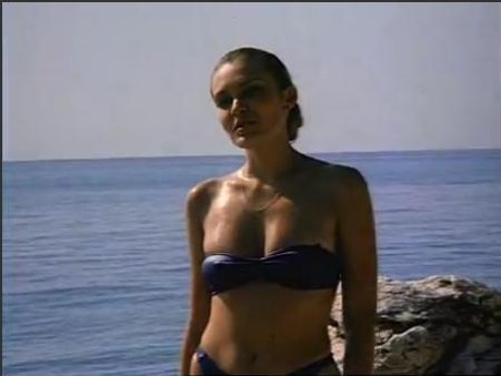 Елена Борзова В Бикини На Пляже – Паутина 1992